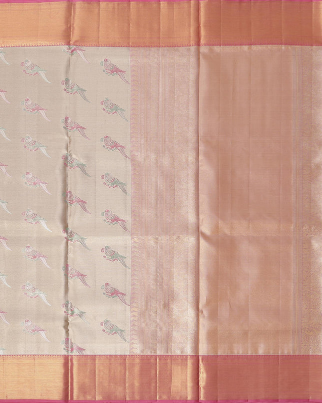 ساري كانجيفارام من الحرير الخالص بلون العاج والخوخ، مزين بزخارف نباتية دقيقة منسوجة يدويًا، بطول 5.5 متر مع بلوزة، من أصل هندي - D22671
