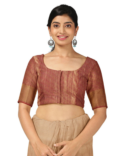 ساري كانجيفارام من الحرير الخالص باللونين البيج والأحمر الداكن، مزين بزخارف تقليدية منسوجة يدويًا ونقشة بالو متباينة، بطول 5.5 متر مع قطعة بلوزة، من أصل هندي - D22673