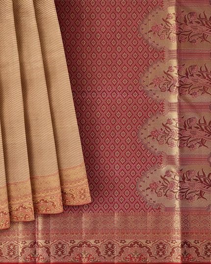 ساري كانجيفارام من الحرير الخالص باللونين البيج والأحمر الداكن، مزين بزخارف تقليدية منسوجة يدويًا ونقشة بالو متباينة، بطول 5.5 متر مع قطعة بلوزة، من أصل هندي - D22673