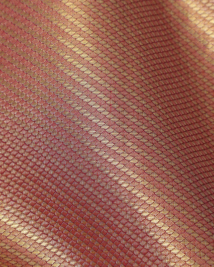 ساري كانجيفارام من الحرير الخالص باللونين البيج والأحمر الداكن، مزين بزخارف تقليدية منسوجة يدويًا ونقشة بالو متباينة، بطول 5.5 متر مع قطعة بلوزة، من أصل هندي - D22673