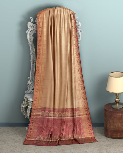 ساري كانجيفارام من الحرير الخالص باللونين البيج والأحمر الداكن، مزين بزخارف تقليدية منسوجة يدويًا ونقشة بالو متباينة، بطول 5.5 متر مع قطعة بلوزة، من أصل هندي - D22673