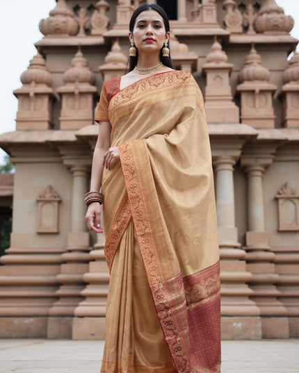 ساري كانجيفارام من الحرير الخالص باللونين البيج والأحمر الداكن، مزين بزخارف تقليدية منسوجة يدويًا ونقشة بالو متباينة، بطول 5.5 متر مع قطعة بلوزة، من أصل هندي - D22673