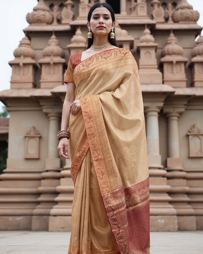 ساري كانجيفارام من الحرير الخالص باللونين البيج والأحمر الداكن، مزين بزخارف تقليدية منسوجة يدويًا ونقشة بالو متباينة، بطول 5.5 متر مع قطعة بلوزة، من أصل هندي - D22673