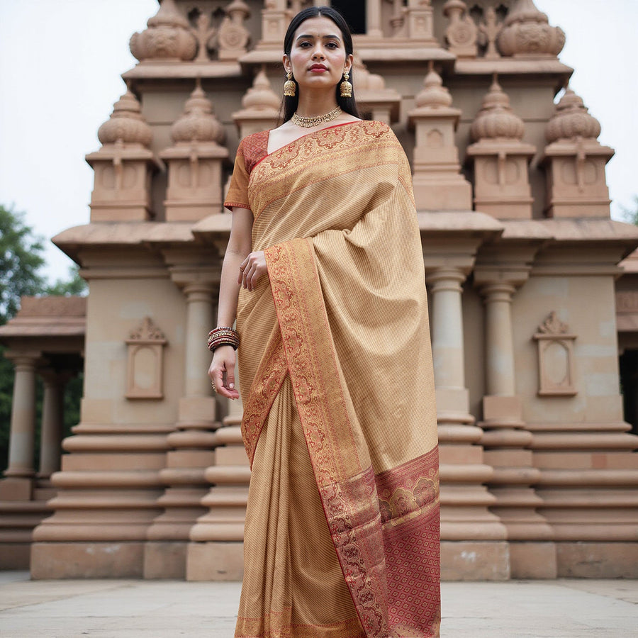 ساري كانجيفارام من الحرير الخالص باللونين البيج والأحمر الداكن، مزين بزخارف تقليدية منسوجة يدويًا ونقشة بالو متباينة، بطول 5.5 متر مع قطعة بلوزة، من أصل هندي - D22673