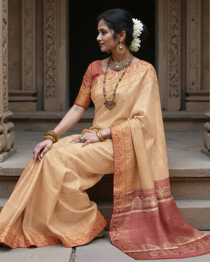 ساري كانجيفارام من الحرير الخالص باللونين البيج والأحمر الداكن، مزين بزخارف تقليدية منسوجة يدويًا ونقشة بالو متباينة، بطول 5.5 متر مع قطعة بلوزة، من أصل هندي - D22673