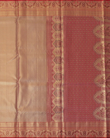 ساري كانجيفارام من الحرير الخالص باللونين البيج والأحمر الداكن، مزين بزخارف تقليدية منسوجة يدويًا ونقشة بالو متباينة، بطول 5.5 متر مع قطعة بلوزة، من أصل هندي - D22673