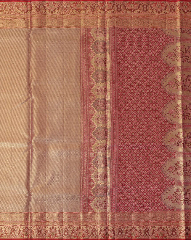 ساري كانجيفارام من الحرير الخالص باللونين البيج والأحمر الداكن، مزين بزخارف تقليدية منسوجة يدويًا ونقشة بالو متباينة، بطول 5.5 متر مع قطعة بلوزة، من أصل هندي - D22673