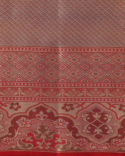 ساري كانجيفارام من الحرير الخالص باللونين البيج والأحمر الداكن، مزين بزخارف تقليدية منسوجة يدويًا ونقشة بالو متباينة، بطول 5.5 متر مع قطعة بلوزة، من أصل هندي - D22673