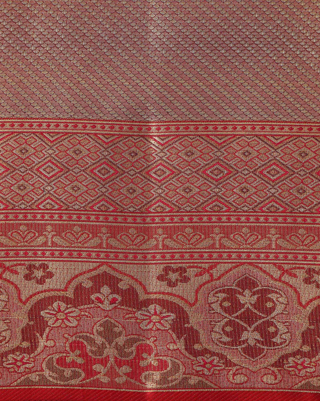 ساري كانجيفارام من الحرير الخالص باللونين البيج والأحمر الداكن، مزين بزخارف تقليدية منسوجة يدويًا ونقشة بالو متباينة، بطول 5.5 متر مع قطعة بلوزة، من أصل هندي - D22673