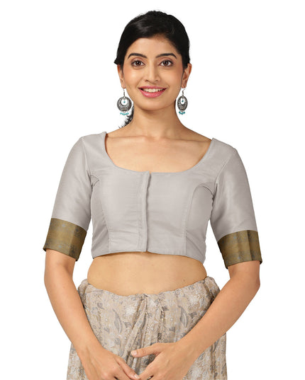 ساري كانجيفارام من الحرير الخالص باللونين العاجي والذهبي، مزين بنقوش زهرية وهندسية منسوجة يدويًا، بطول 5.5 متر مع بلوزة، من أصل هندي - D22674