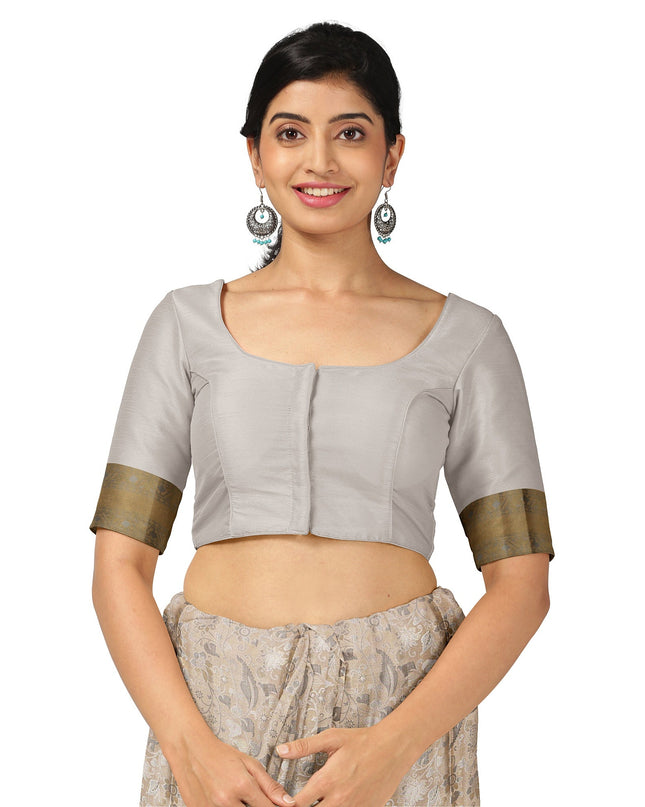 ساري كانجيفارام من الحرير الخالص باللونين العاجي والذهبي، مزين بنقوش زهرية وهندسية منسوجة يدويًا، بطول 5.5 متر مع بلوزة، من أصل هندي - D22674