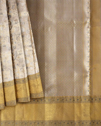 ساري كانجيفارام من الحرير الخالص باللونين العاجي والذهبي، مزين بنقوش زهرية وهندسية منسوجة يدويًا، بطول 5.5 متر مع بلوزة، من أصل هندي - D22674