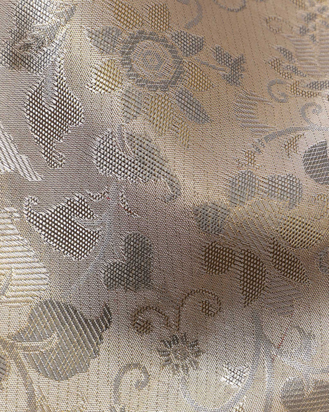 ساري كانجيفارام من الحرير الخالص باللونين العاجي والذهبي، مزين بنقوش زهرية وهندسية منسوجة يدويًا، بطول 5.5 متر مع بلوزة، من أصل هندي - D22674