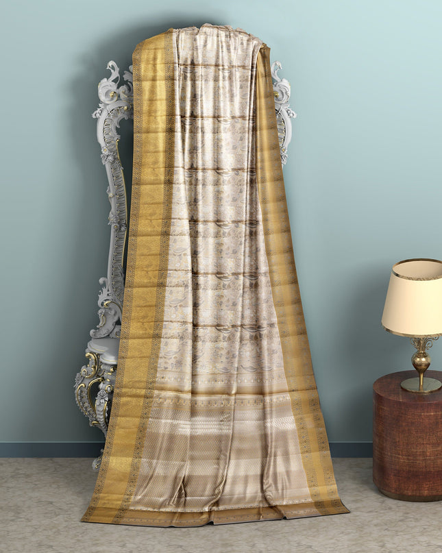 ساري كانجيفارام من الحرير الخالص باللونين العاجي والذهبي، مزين بنقوش زهرية وهندسية منسوجة يدويًا، بطول 5.5 متر مع بلوزة، من أصل هندي - D22674