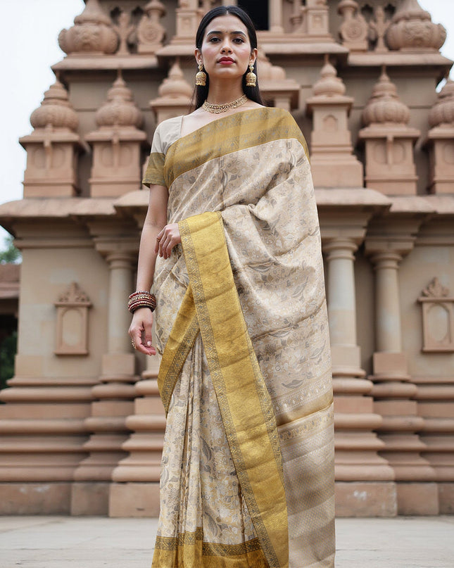 ساري كانجيفارام من الحرير الخالص باللونين العاجي والذهبي، مزين بنقوش زهرية وهندسية منسوجة يدويًا، بطول 5.5 متر مع بلوزة، من أصل هندي - D22674