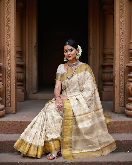 ساري كانجيفارام من الحرير الخالص باللونين العاجي والذهبي، مزين بنقوش زهرية وهندسية منسوجة يدويًا، بطول 5.5 متر مع بلوزة، من أصل هندي - D22674