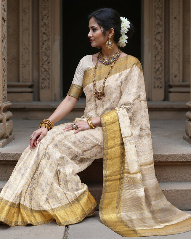 ساري كانجيفارام من الحرير الخالص باللونين العاجي والذهبي، مزين بنقوش زهرية وهندسية منسوجة يدويًا، بطول 5.5 متر مع بلوزة، من أصل هندي - D22674