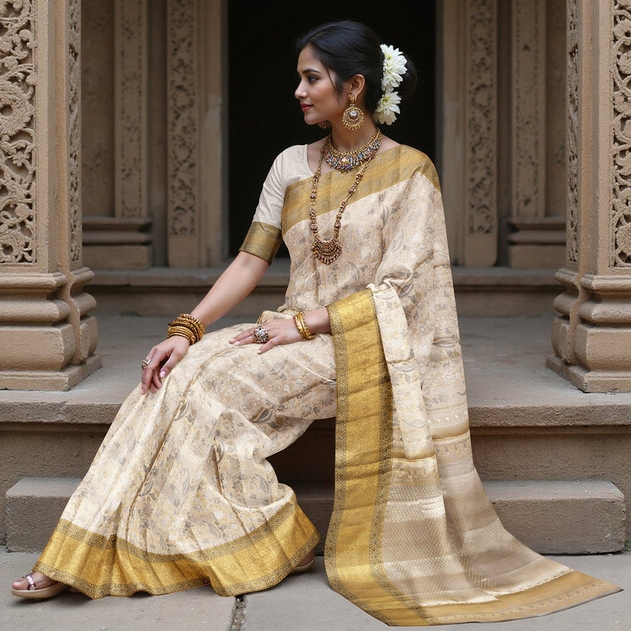 ساري كانجيفارام من الحرير الخالص باللونين العاجي والذهبي، مزين بنقوش زهرية وهندسية منسوجة يدويًا، بطول 5.5 متر مع بلوزة، من أصل هندي - D22674