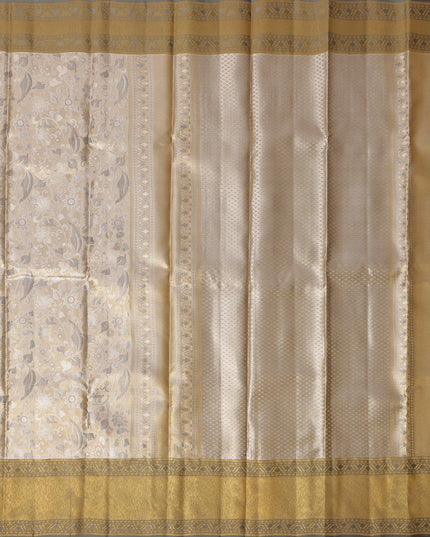 ساري كانجيفارام من الحرير الخالص باللونين العاجي والذهبي، مزين بنقوش زهرية وهندسية منسوجة يدويًا، بطول 5.5 متر مع بلوزة، من أصل هندي - D22674