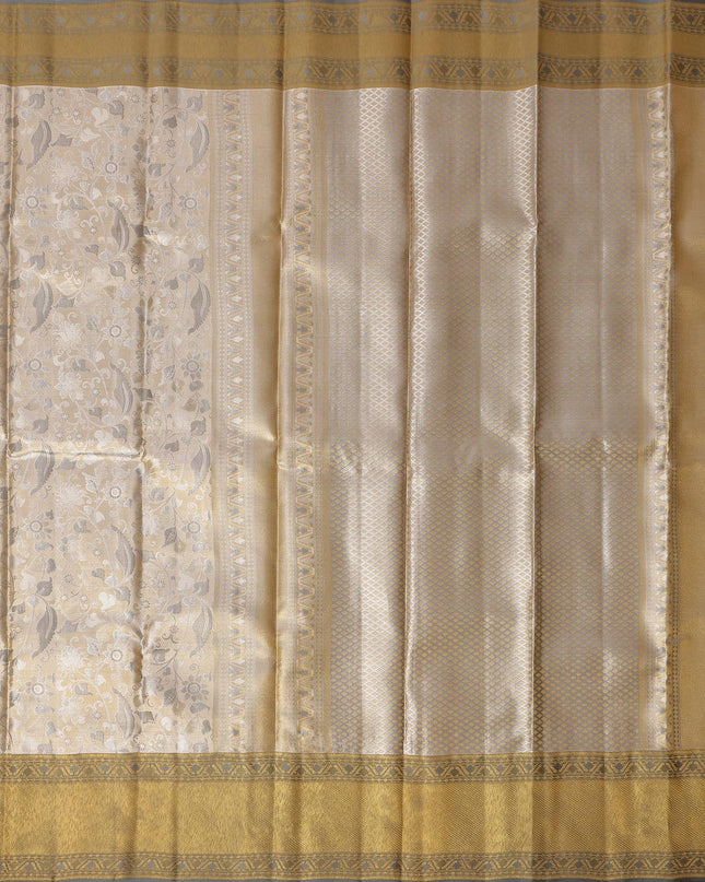 ساري كانجيفارام من الحرير الخالص باللونين العاجي والذهبي، مزين بنقوش زهرية وهندسية منسوجة يدويًا، بطول 5.5 متر مع بلوزة، من أصل هندي - D22674