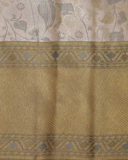 ساري كانجيفارام من الحرير الخالص باللونين العاجي والذهبي، مزين بنقوش زهرية وهندسية منسوجة يدويًا، بطول 5.5 متر مع بلوزة، من أصل هندي - D22674