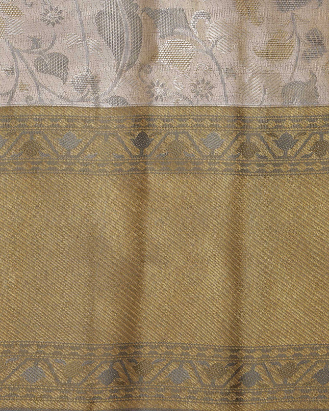 ساري كانجيفارام من الحرير الخالص باللونين العاجي والذهبي، مزين بنقوش زهرية وهندسية منسوجة يدويًا، بطول 5.5 متر مع بلوزة، من أصل هندي - D22674