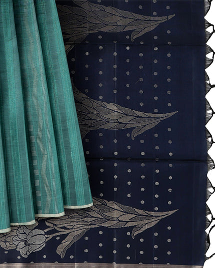 ساري حرير ناعم نقي مزخرف بنقشة زهور باللونين الأزرق المخضر والأزرق البحري مع خطوط أفقية، بطول 5.5 متر مع قطعة بلوزة، من أصل هندي - D22678