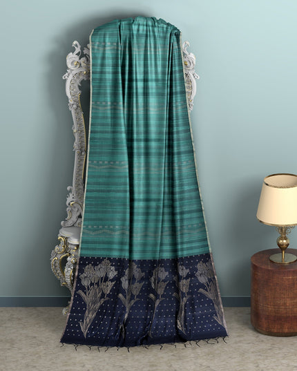 ساري حرير ناعم نقي مزخرف بنقشة زهور باللونين الأزرق المخضر والأزرق البحري مع خطوط أفقية، بطول 5.5 متر مع قطعة بلوزة، من أصل هندي - D22678