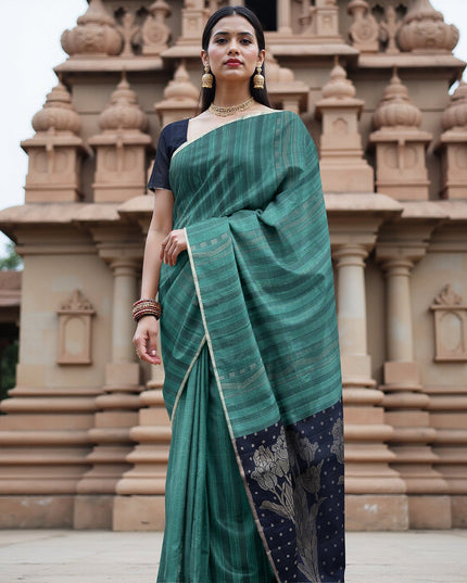 ساري حرير ناعم نقي مزخرف بنقشة زهور باللونين الأزرق المخضر والأزرق البحري مع خطوط أفقية، بطول 5.5 متر مع قطعة بلوزة، من أصل هندي - D22678