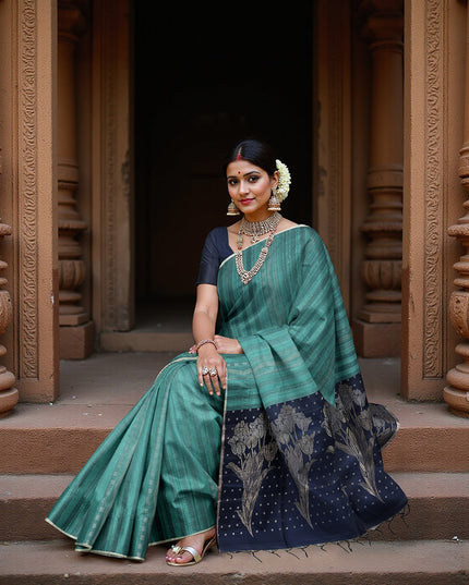 ساري حرير ناعم نقي مزخرف بنقشة زهور باللونين الأزرق المخضر والأزرق البحري مع خطوط أفقية، بطول 5.5 متر مع قطعة بلوزة، من أصل هندي - D22678