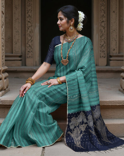 ساري حرير ناعم نقي مزخرف بنقشة زهور باللونين الأزرق المخضر والأزرق البحري مع خطوط أفقية، بطول 5.5 متر مع قطعة بلوزة، من أصل هندي - D22678