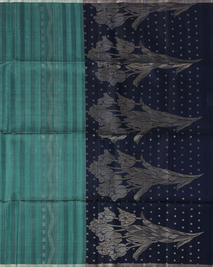 ساري حرير ناعم نقي مزخرف بنقشة زهور باللونين الأزرق المخضر والأزرق البحري مع خطوط أفقية، بطول 5.5 متر مع قطعة بلوزة، من أصل هندي - D22678