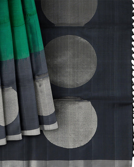 ساري حرير ناعم نقي، بنقشة البولكا الخضراء والسوداء، مع حواف منقوشة، بطول 5.5 متر مع بلوزة، من الهند - D22679