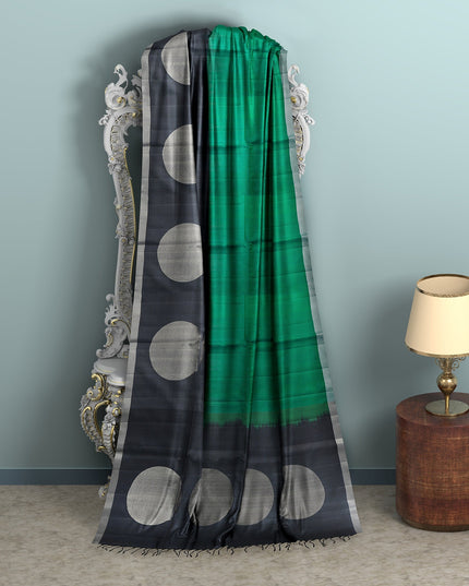 ساري حرير ناعم نقي، بنقشة البولكا الخضراء والسوداء، مع حواف منقوشة، بطول 5.5 متر مع بلوزة، من الهند - D22679