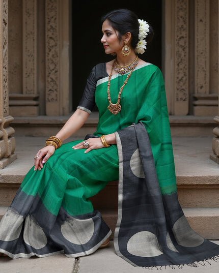 ساري حرير ناعم نقي، بنقشة البولكا الخضراء والسوداء، مع حواف منقوشة، بطول 5.5 متر مع بلوزة، من الهند - D22679