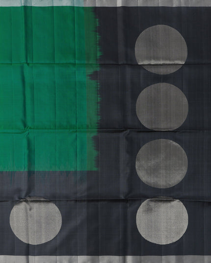 ساري حرير ناعم نقي، بنقشة البولكا الخضراء والسوداء، مع حواف منقوشة، بطول 5.5 متر مع بلوزة، من الهند - D22679