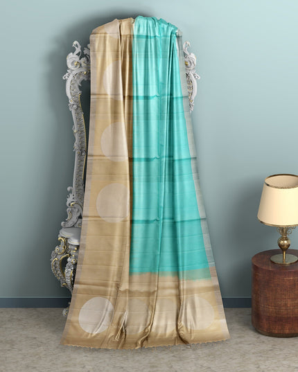 ساري حرير ناعم منسوج بنقشة مربعات رقيقة باللونين الفيروزي والبيج، بطول 5.5 متر مع قطعة بلوزة، من الهند - D22680