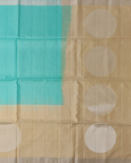 ساري حرير ناعم منسوج بنقشة مربعات رقيقة باللونين الفيروزي والبيج، بطول 5.5 متر مع قطعة بلوزة، من الهند - D22680