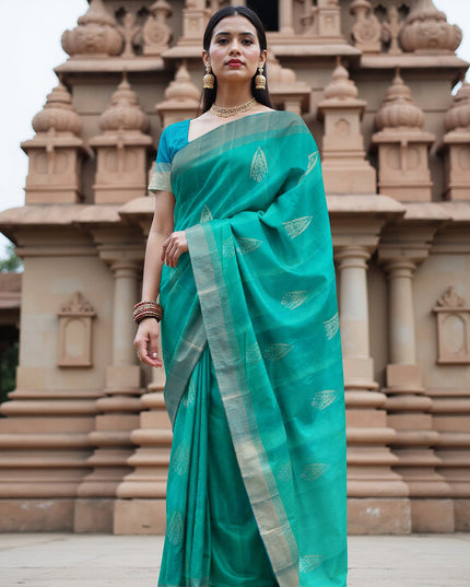 ساري حرير ناعم منسوج بلون أخضر زمردي مع لمسات من زاري ذهبي، بطول 5.5 متر مع قطعة بلوزة، من أصل هندي - D22681