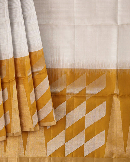 ساري زاري بالو الهندسي باللون العاجي والخردلي من الحرير الخالص الناعم مع حافة ذهبية، 5.5 متر مع قطعة بلوزة، أصله من الهند - D22683