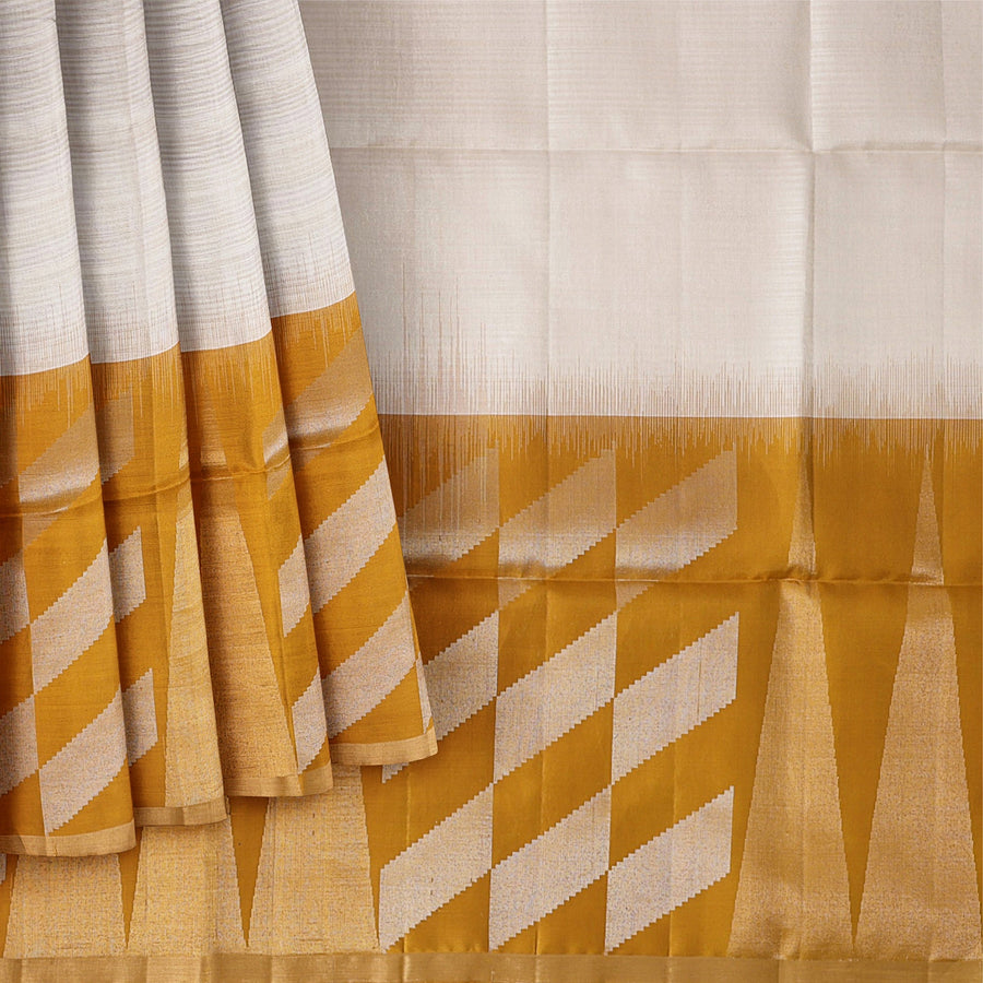 ساري زاري بالو الهندسي باللون العاجي والخردلي من الحرير الخالص الناعم مع حافة ذهبية، 5.5 متر مع قطعة بلوزة، أصله من الهند - D22683