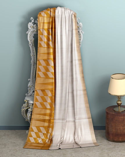 ساري زاري بالو الهندسي باللون العاجي والخردلي من الحرير الخالص الناعم مع حافة ذهبية، 5.5 متر مع قطعة بلوزة، أصله من الهند - D22683