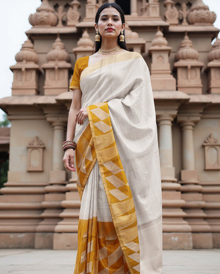 ساري زاري بالو الهندسي باللون العاجي والخردلي من الحرير الخالص الناعم مع حافة ذهبية، 5.5 متر مع قطعة بلوزة، أصله من الهند - D22683