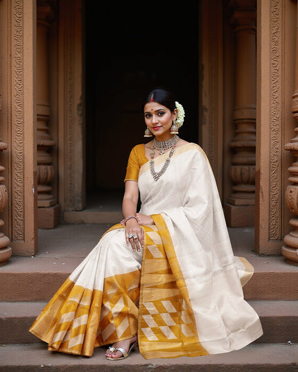 ساري زاري بالو الهندسي باللون العاجي والخردلي من الحرير الخالص الناعم مع حافة ذهبية، 5.5 متر مع قطعة بلوزة، أصله من الهند - D22683