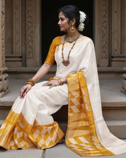 ساري زاري بالو الهندسي باللون العاجي والخردلي من الحرير الخالص الناعم مع حافة ذهبية، 5.5 متر مع قطعة بلوزة، أصله من الهند - D22683