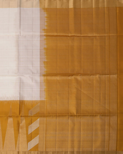 ساري زاري بالو الهندسي باللون العاجي والخردلي من الحرير الخالص الناعم مع حافة ذهبية، 5.5 متر مع قطعة بلوزة، أصله من الهند - D22683