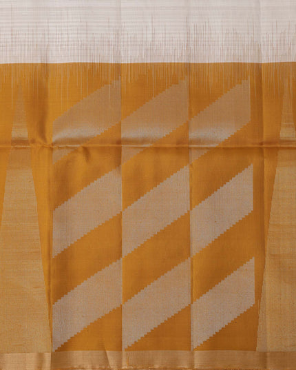 ساري زاري بالو الهندسي باللون العاجي والخردلي من الحرير الخالص الناعم مع حافة ذهبية، 5.5 متر مع قطعة بلوزة، أصله من الهند - D22683