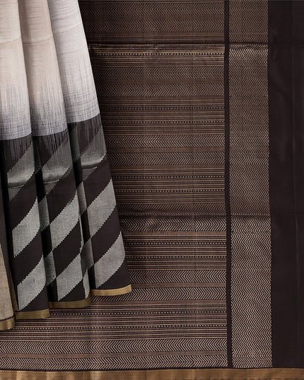 ساري زاري بالو الهندسي ثنائي اللون العاجي والبني، مصنوع من الحرير الخالص الناعم مع حافة ذهبية، بطول 5.5 متر مع قطعة بلوزة، من أصل هندي - D22684