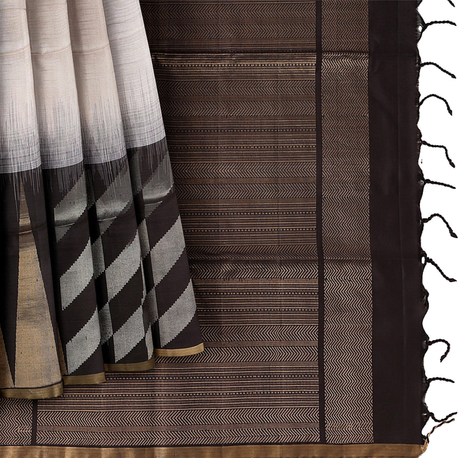 ساري زاري بالو الهندسي ثنائي اللون العاجي والبني، مصنوع من الحرير الخالص الناعم مع حافة ذهبية، بطول 5.5 متر مع قطعة بلوزة، من أصل هندي - D22684