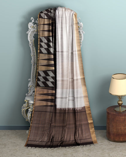 ساري زاري بالو الهندسي ثنائي اللون العاجي والبني، مصنوع من الحرير الخالص الناعم مع حافة ذهبية، بطول 5.5 متر مع قطعة بلوزة، من أصل هندي - D22684